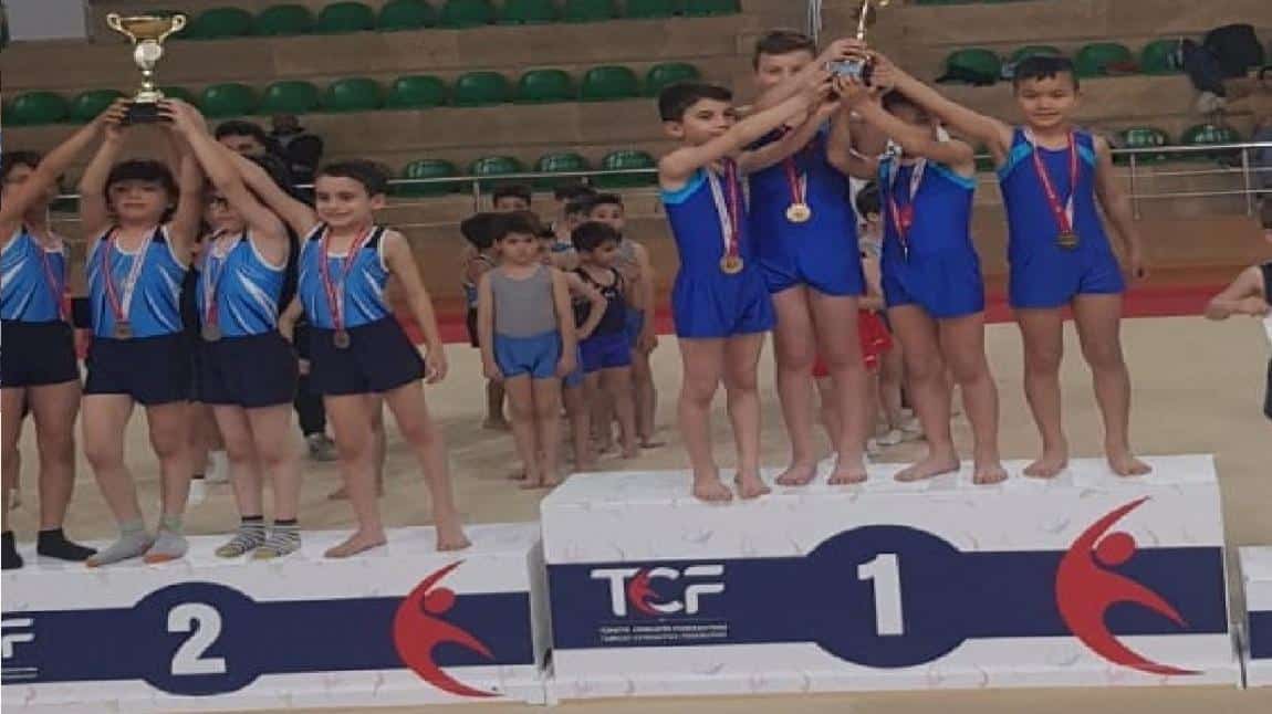 Okullar Arası Cimnastik Yarışmasında Minik B Erkek Cimnastik Takımımız İstanbul 2.si Oldu.