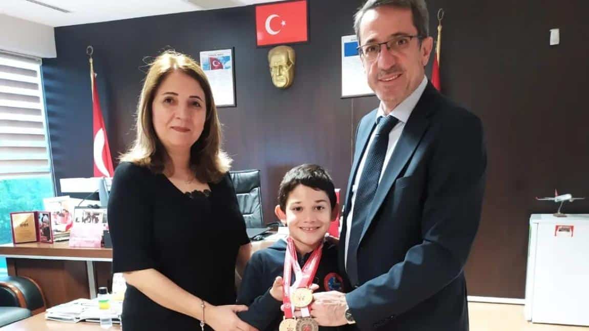 Okullar Arası Cimnastik Yarışmasında Minik B Erkek Cimnastik Yarışmasında Öğrencimiz Yiğit Eren Erdoğan İstanbul 2.si Oldu.